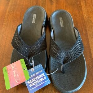 Skechers flip-flops, new! Size 7.